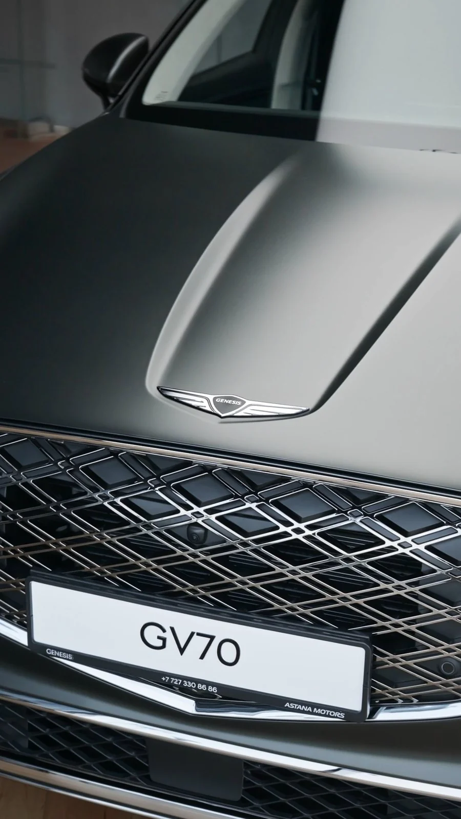 Серебристый Genesis GV70: детали кузова и решётки радиатора